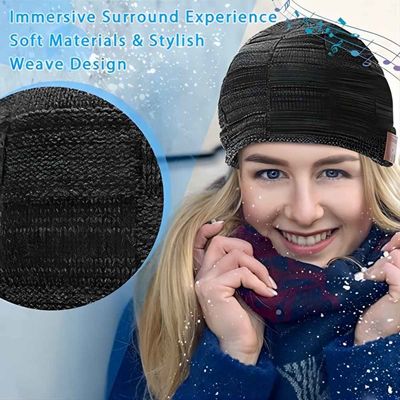 Το ασύρματο μαύρο καπέλο ομιλητών Bluetooth καπέλων Beanie Bluetooth με τη μουσική απολαμβάνει ως δώρα Stuffers γυναικείων καλτσών για την οικογένεια